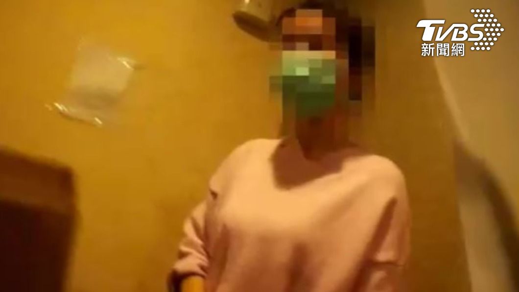 越南女子替男客人做半套。（圖／TVBS） 來養生館幫「排毒」！按摩做半套被警逮　驚現越南學生妹