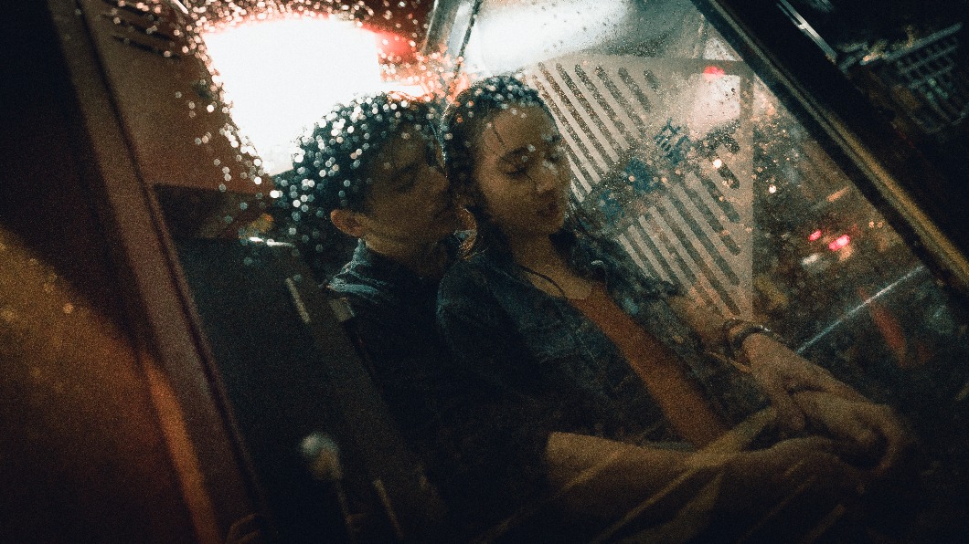 林哲熹與李沐在徐州街電話亭浪漫擁吻。（圖／電影《青春弒戀》提供）