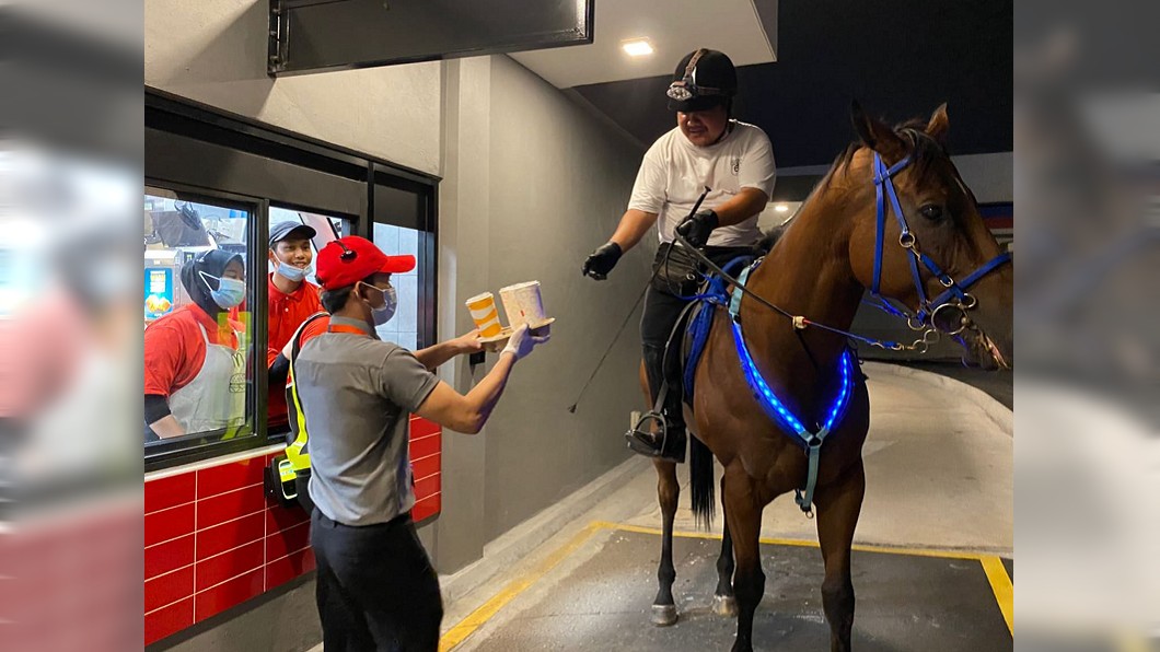 馬來西亞一間麥當勞近日出現「馬隊」來買得來速。（圖／翻攝自3S Equestrian Cyberjaya臉書）