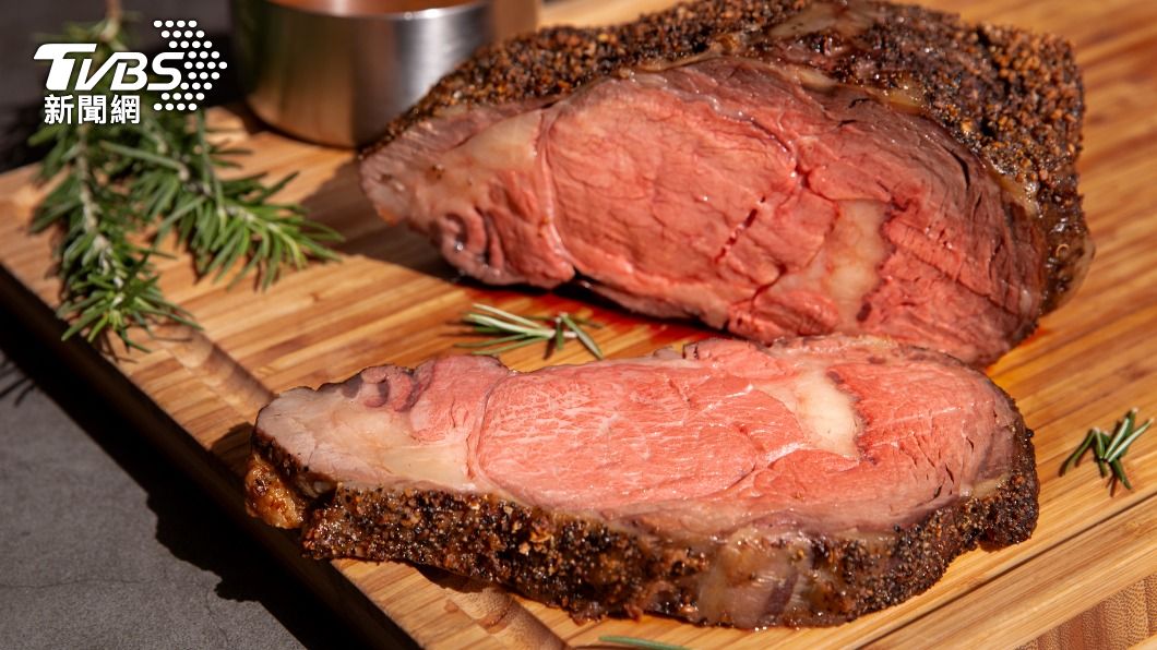 年底將至有許多慶祝聚會，許多飯店都瞄準愛吃肉的消費者推出精緻肉排吃到飽的專案。（圖／台北萬豪提供）