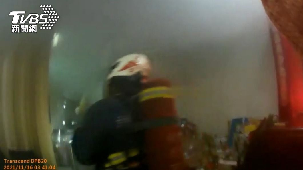 消防人員抵達時煙霧瀰漫住家。（圖／TVBS） 凌晨3時住宅竄火！煙霧瀰漫　「這一物」保住一家5口