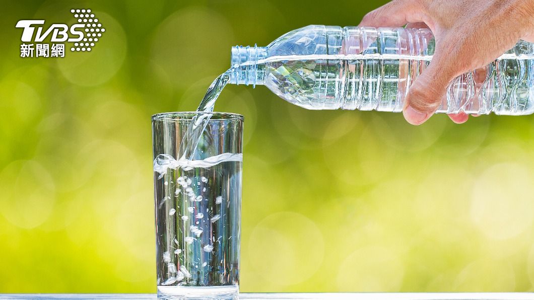 足夠的水份能維持生理機能的運作，還可以幫助代謝。（示意圖／shutterstock達志影像）
