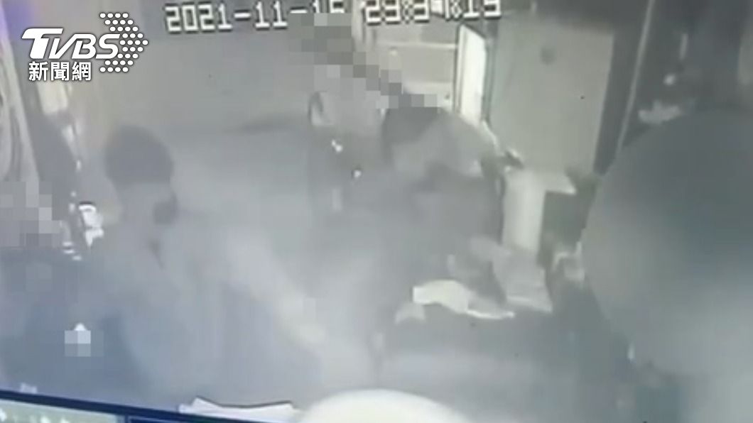 惡煞闖進串燒店猛砍員工。（圖／TVBS）