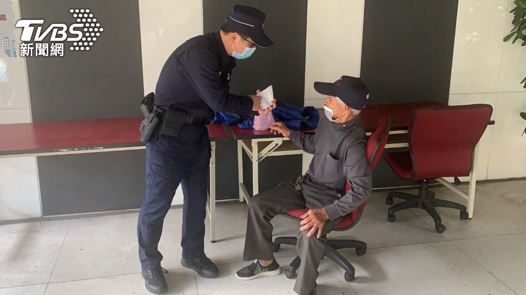 邱姓老翁遭詐騙特地從彰化北上找警察。（圖／TVBS）