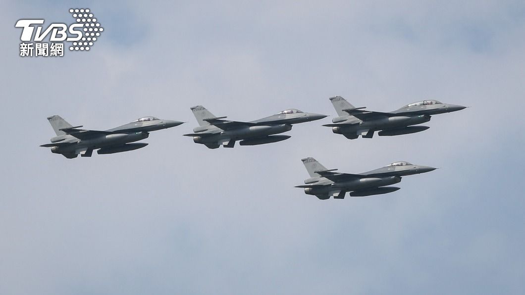 圖為F-16V以空中分列式編隊飛行，展示性能。（圖／中央社）