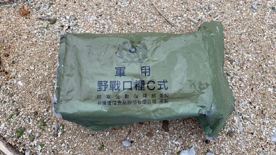 日本網友在海邊撿到國軍野戰口糧。（圖／翻攝自Futaro Okuyama臉書） 沖繩撿到「國軍野戰口糧」！日本人開箱試吃　曝十字評語