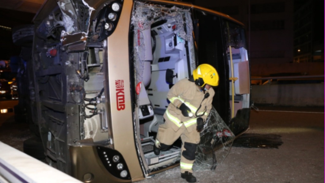 香港18日晚間發生一起巴士翻覆嚴重意外事件。（圖／香港01提供）