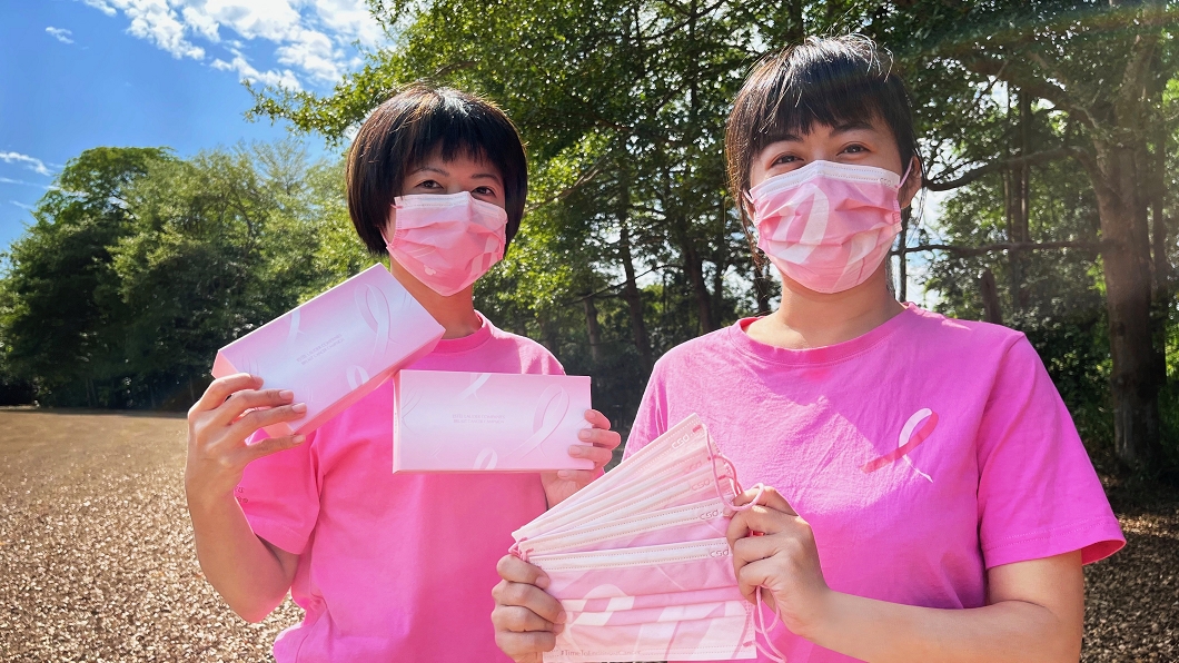 雅詩蘭黛與中衛合作推出「粉紅絲帶」公益口罩。（圖／中衛提供）
