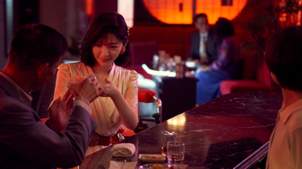 郭雪芙飾演大學生「愛子」，受金錢誘惑來到日式酒店上班。（圖／Netflix、百聿數碼提供）