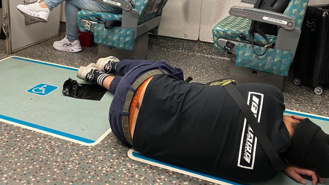 高鐵車廂內一名男性乘客放著舒服的位子不坐，竟就地躺睡。（圖／翻攝自爆料公社公開版）