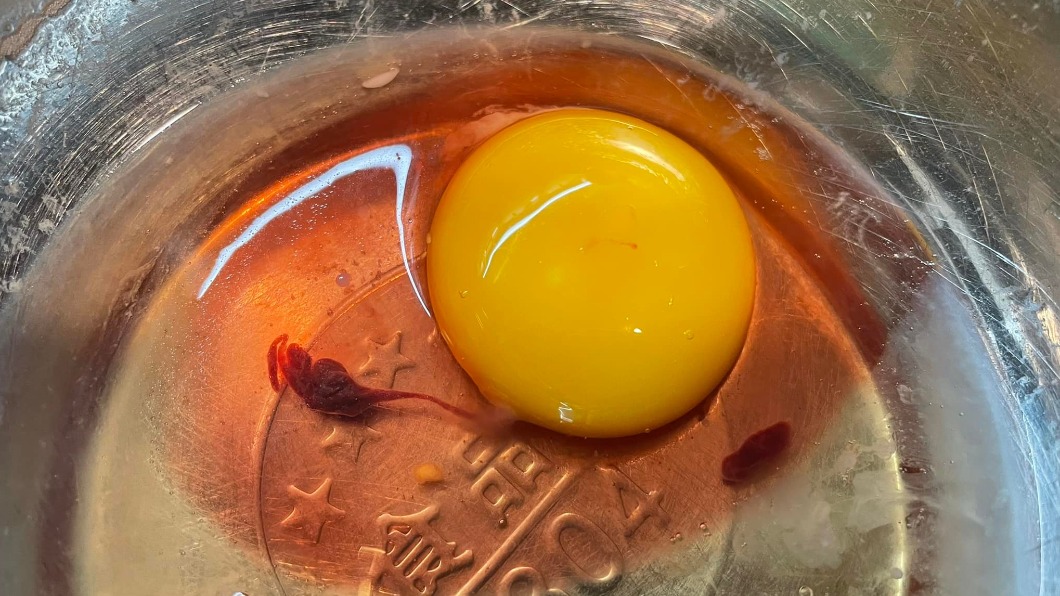 網友發現雞蛋滲血。（圖／翻攝自家常菜臉書社團）