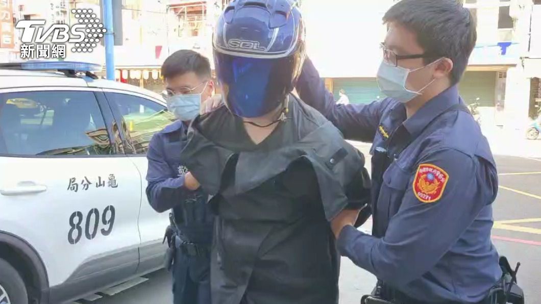 蔣姓嫌犯被警方逮捕。（圖／TVBS） 刺殺店員紙雕家「3年出11本書」　曾與知名藝人合作