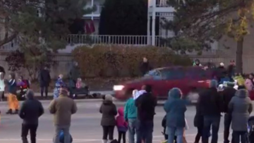 一輛汽車在威斯康辛州沃基夏衝入節日遊行隊伍中。（圖／Twitter)