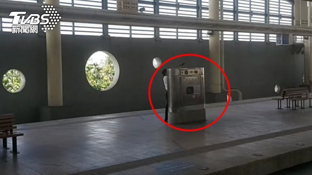 潮州火車站站務員月台上開槍。（圖／TVBS）
