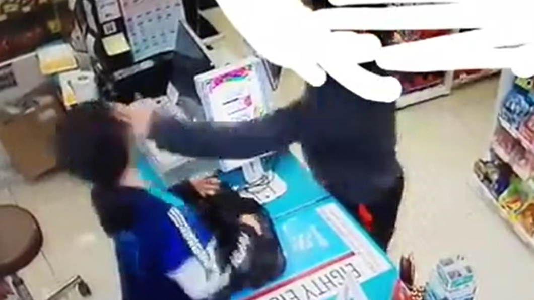 南韓超商女店員提醒顧客戴好口罩遭甩巴掌。（圖／翻攝自@ehdns_0604 Twitter）