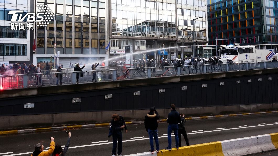 比利時警方出動水車驅離抗議人群。（圖／達志影像美聯社）