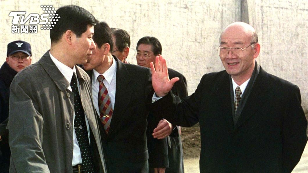 1997年全斗煥被時任總統金泳三特赦，步出監獄。（圖／達志影像路透）