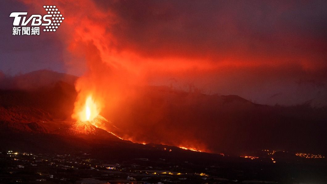 西班牙老峰火山噴發熔岩流出。（圖／達志影像美聯社）
