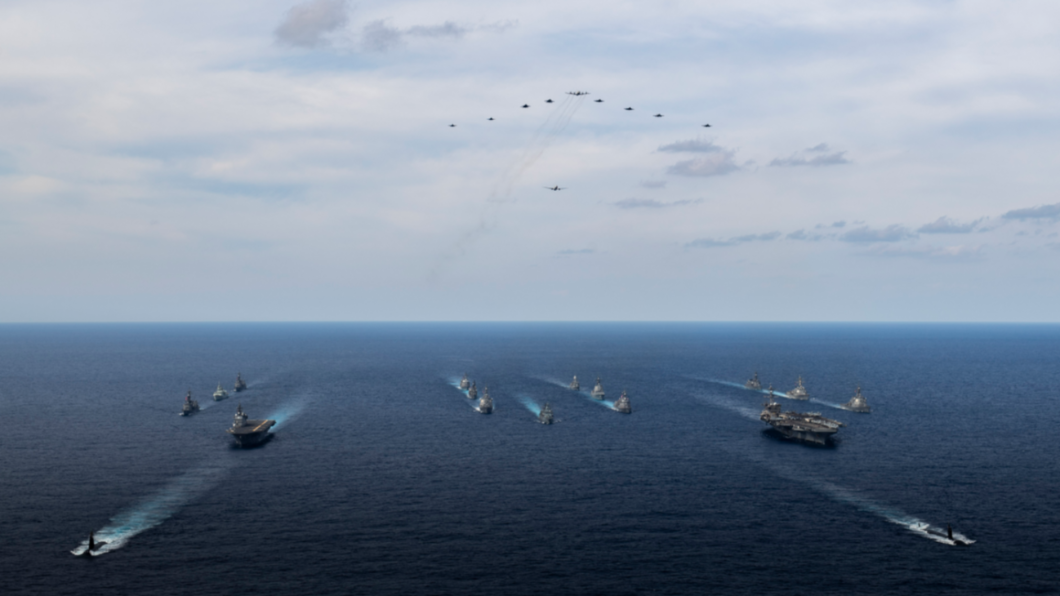 美海軍日前與日本、加拿大、德國及澳洲舉行5國聯合軍演。（圖／翻攝自美國第七艦隊網站）