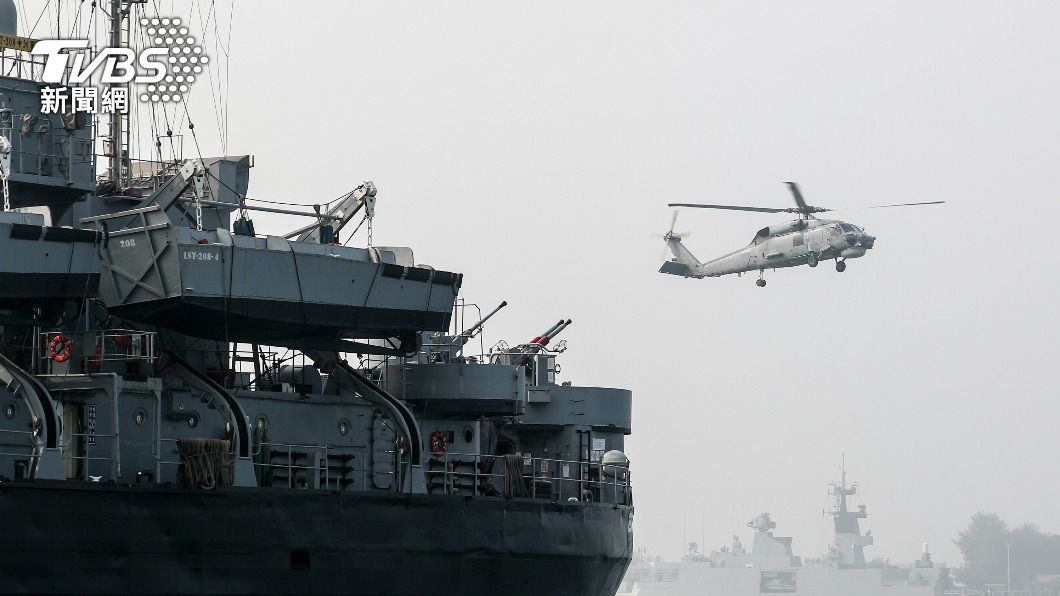 圖為海軍在左營軍港舉行操演，S-70C反潛直升機進行觀雷作業。（圖／中央社資料照）