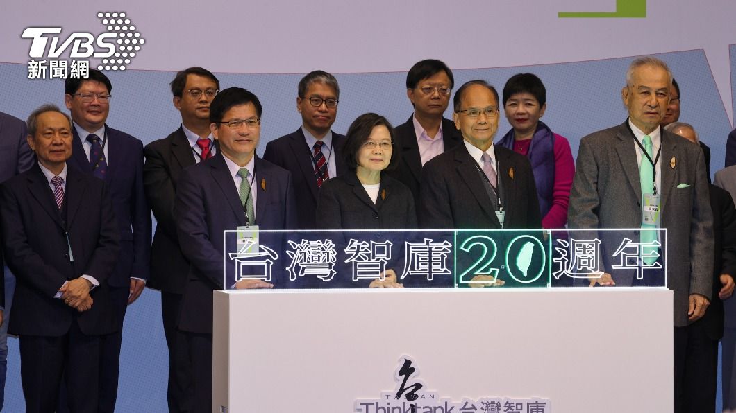 總統蔡英文（前右3）、台灣智庫共同創辦人林佳龍（前右4）等人出席台灣智庫20週年論壇。（圖／中央社）