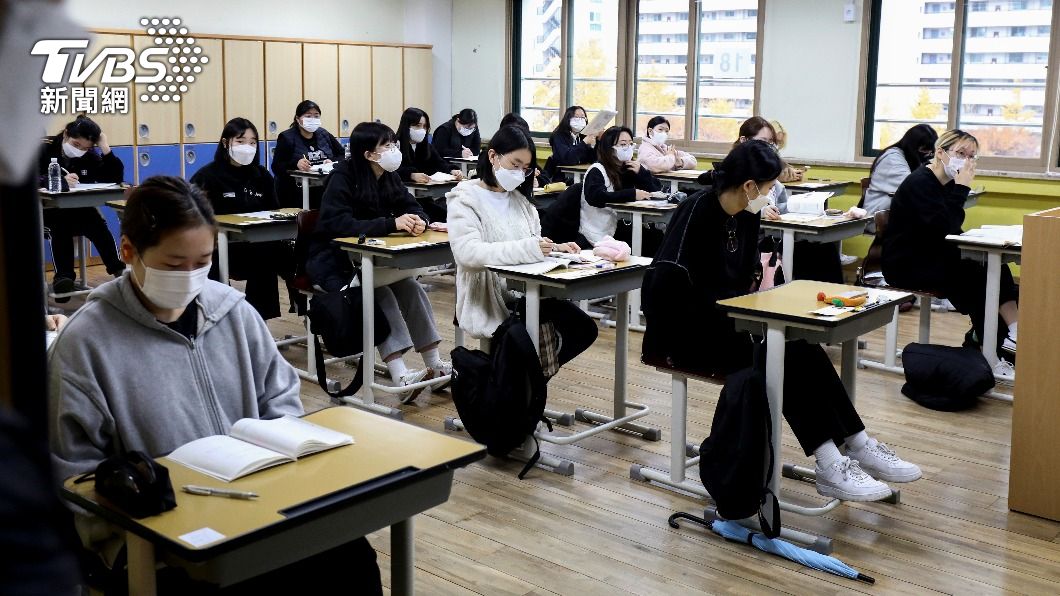 韓國24日公布的單日確診破4千例，才啟動的恢復到校上課恐會生變。（圖／達志影像路透）