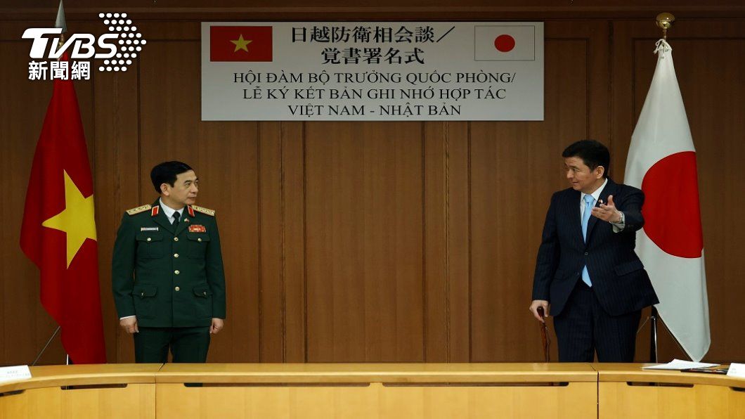 日本防衛大臣岸信夫與越南國防部長潘文江舉行會談。（照片來源：AP）