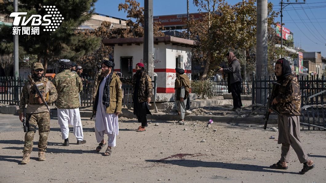 塔利班戰士在街頭巡邏。（圖／達志影像美聯社）