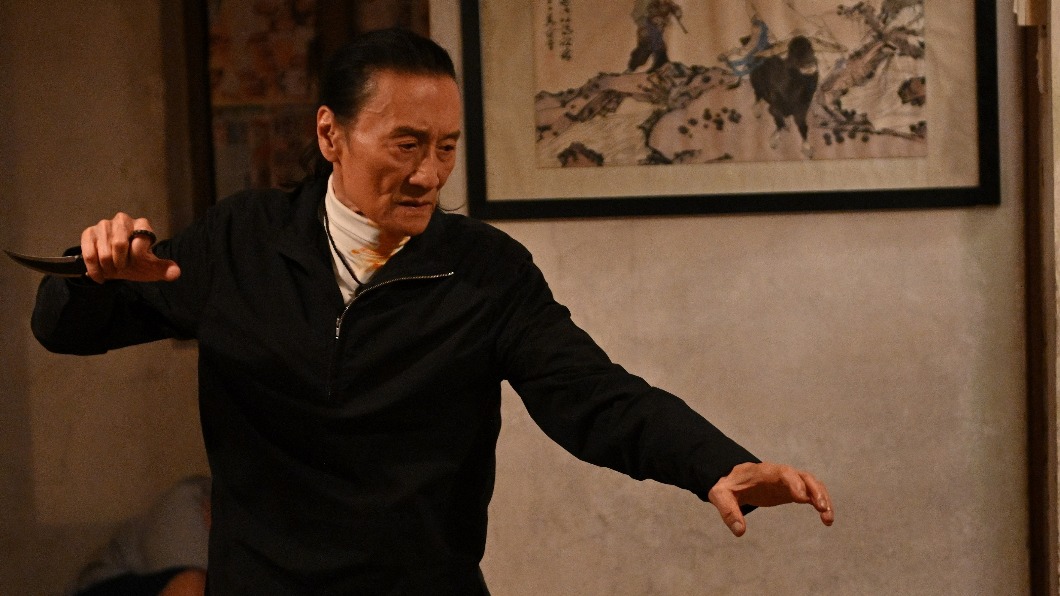 謝賢在電影《殺出個黃昏》中扮演拿著蝴蝶刀的神秘殺手。（圖／華映提供）