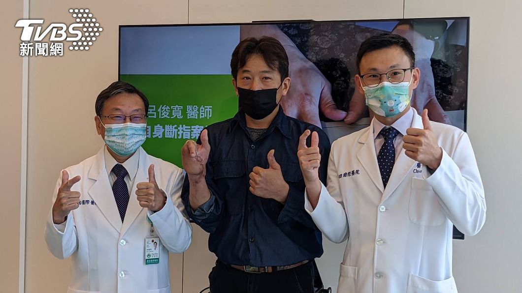 鄭先生手術將腳趾移植為手指。鄭先生（中）與醫師林高田（左）、呂俊寬（右）合影。（圖／中央社）