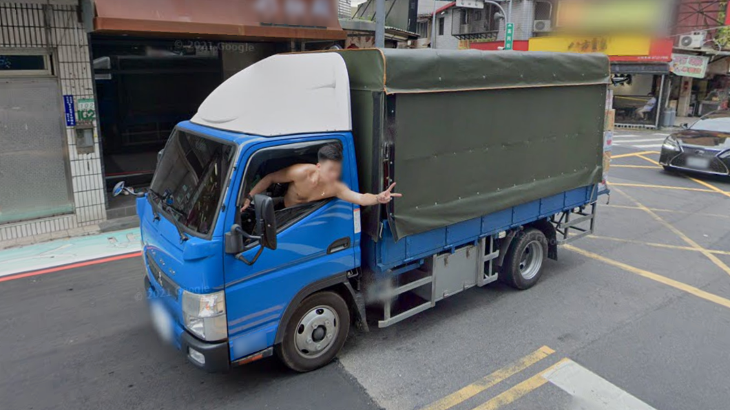 男子對著街景車比YA。（圖／翻攝自Google Map）