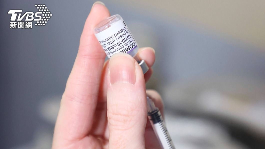 法國政府擬將開放所有成年人接種新冠疫苗加強針。（示意圖／達志影像美聯社） 重症數近臨界點！法國新冠防疫升級　開放成人打加強針