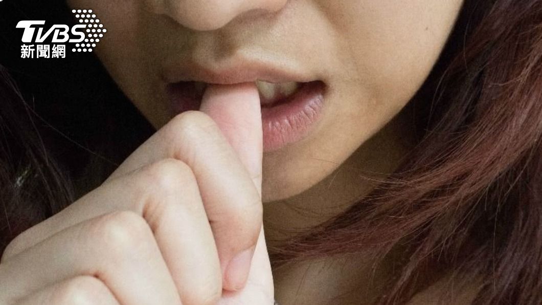 咬指甲的習慣容易被人誤會是否心智不夠成熟。（示意圖／shutterstock達志影像）