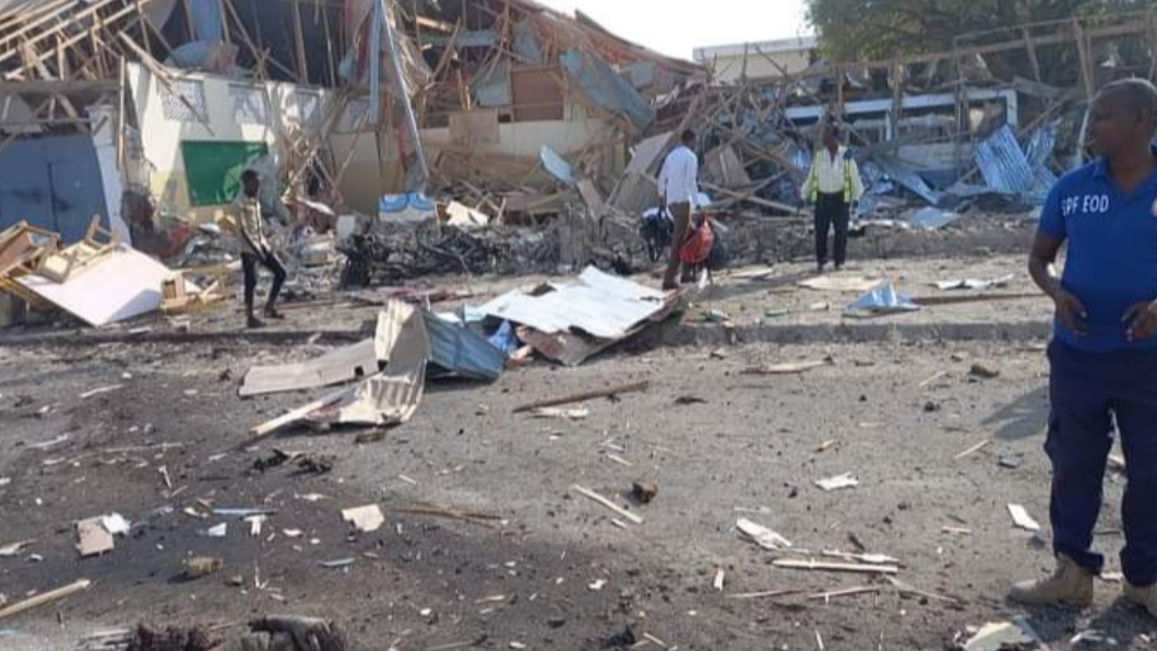爆炸現場畫面傳出。（圖／翻攝自 Abdirizak Muhandas. 推特 @Abdiraz65642424） 索馬利亞首都大爆炸！5死23傷　叛軍瞄準UN車隊犯案