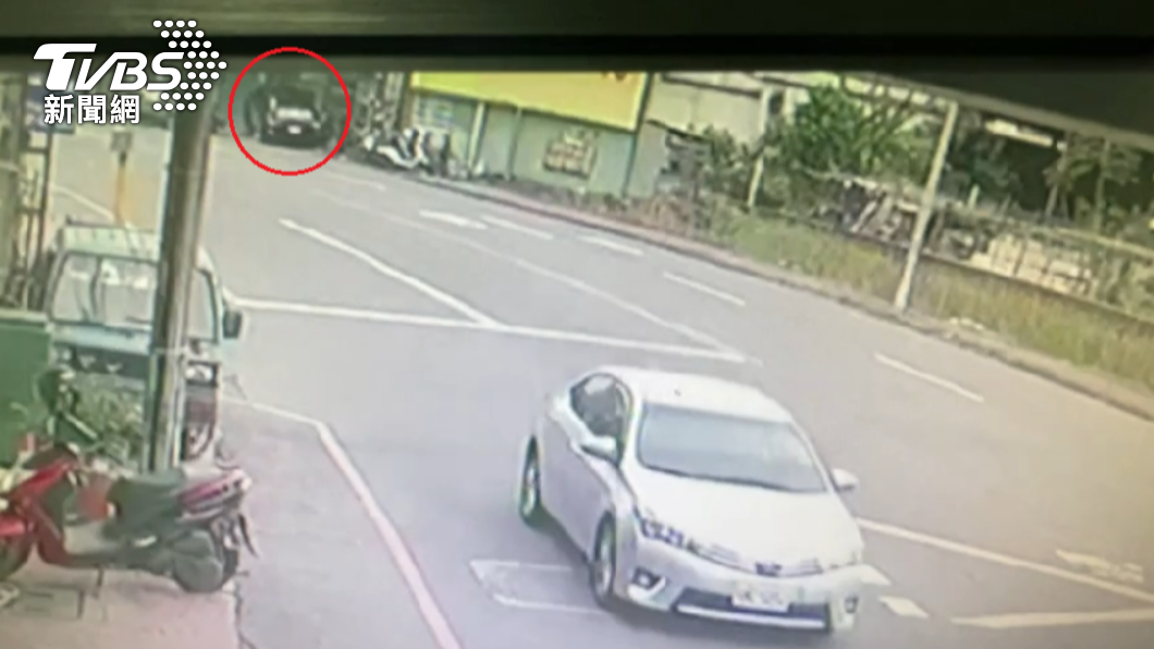 新竹一名男子疑似開車分心滑手機，撞進路旁一間檳榔攤。（圖／警方提供）