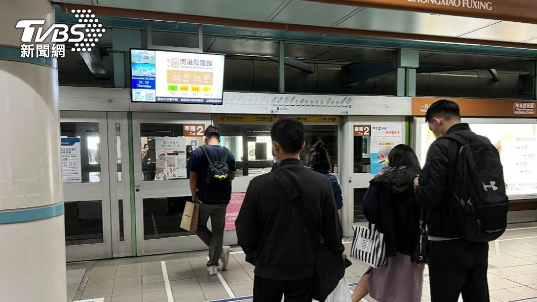 台北捷運月台看板會顯示列車到站時間。（圖／TVBS）