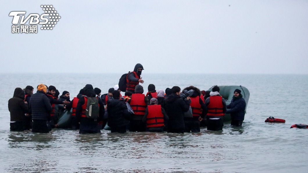 圖為一群移民試圖橫越英吉利海峽到英國。（圖／達志影像路透社）