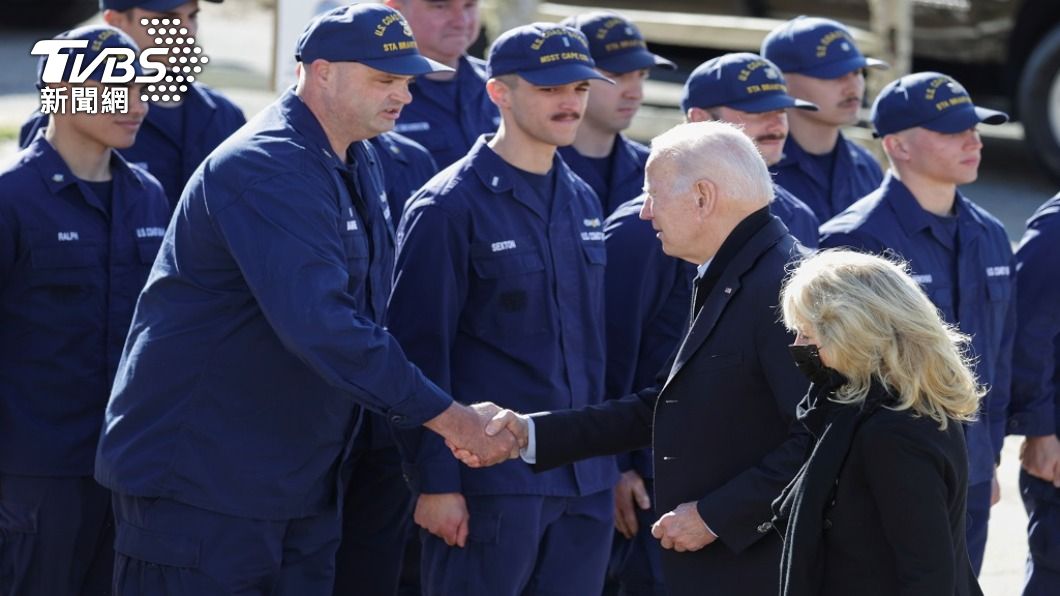 美國總統拜登和第一夫人吉兒參觀了位於南塔克特島的海岸警衛隊，傳達感恩節問候。(圖/路透社)