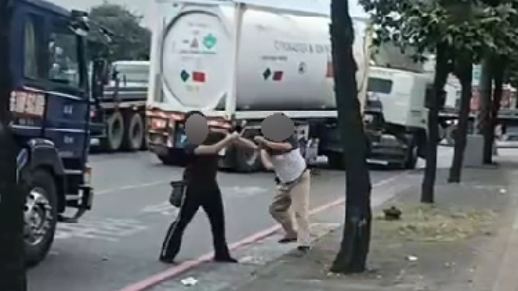 兩名大貨車司機因行車糾紛，下車互毆。（圖／翻攝自南部版-記者爆料網）