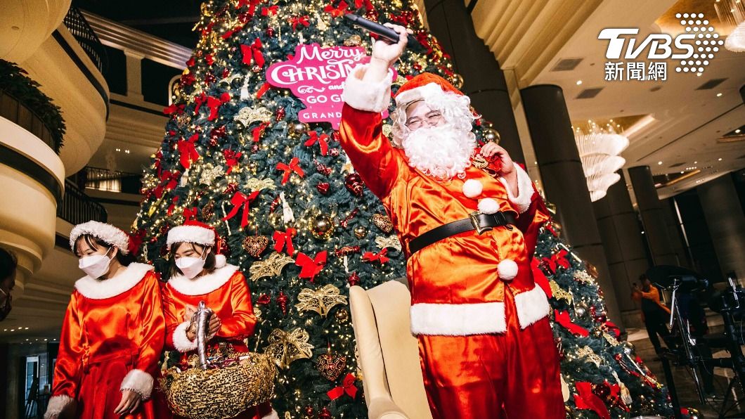 聖誕節即將到來，各大飯店開始點亮聖誕樹。（圖／中央社）