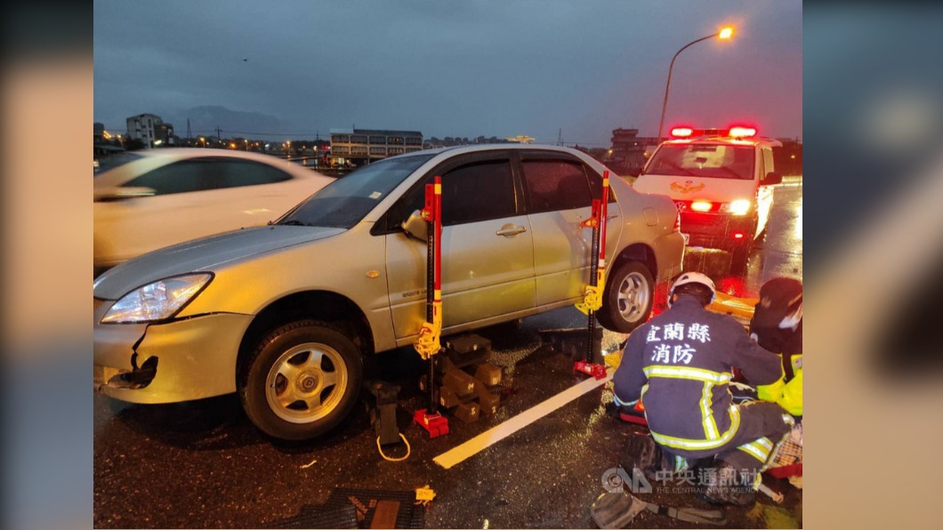 圖／中央社 天雨疑自撞　女騎士蘭陽大橋倒地遭轎車輾過身亡