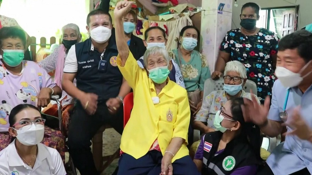 泰國一名臥病3年的阿嬤打完疫苗後，竟突然能下床行走自如。（圖／翻攝自《Sanook》）