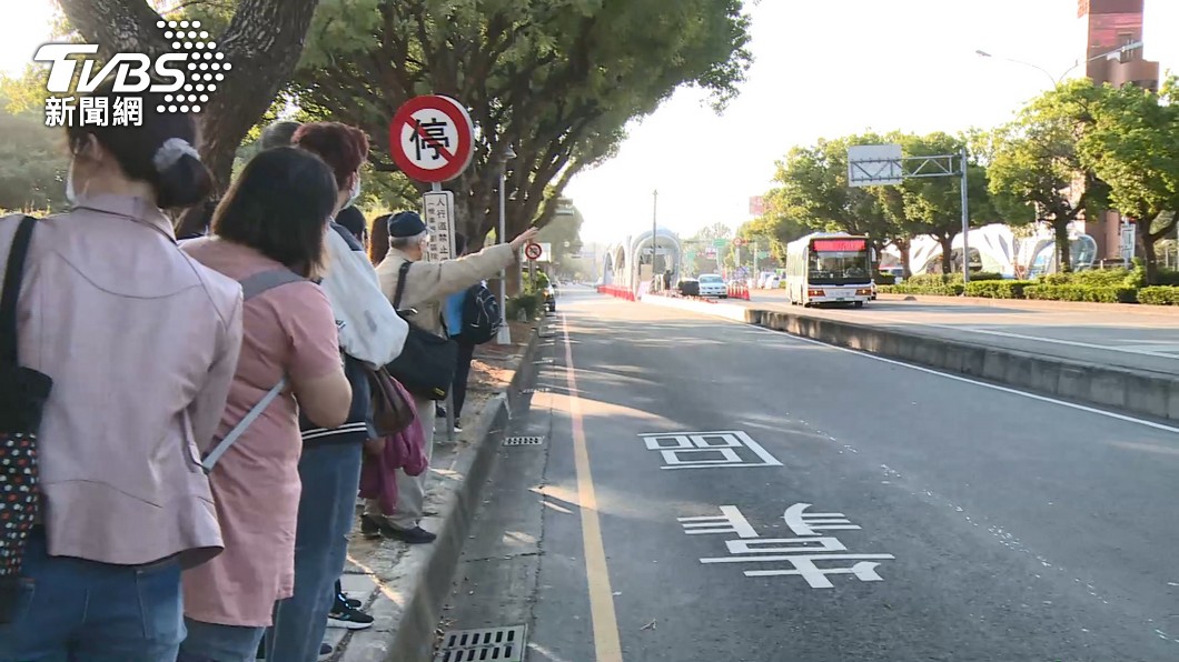[新聞] 台中公車站體整修指引亂　乘客跨越馬路上