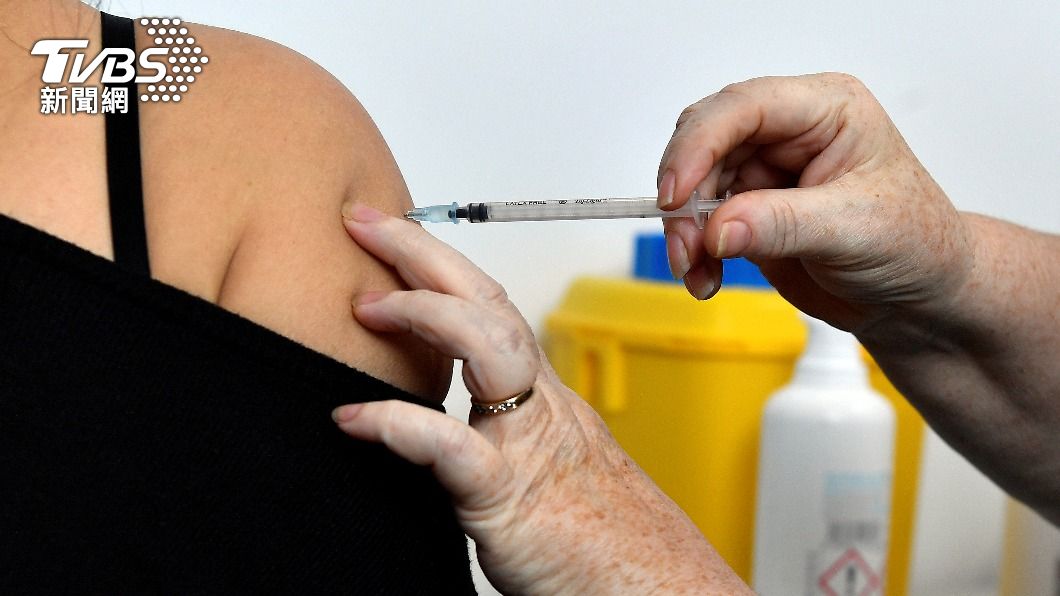 受新變異株影響，英國開放18歲以上成人追加第三劑新冠疫苗。（圖／達志影像路透社） 