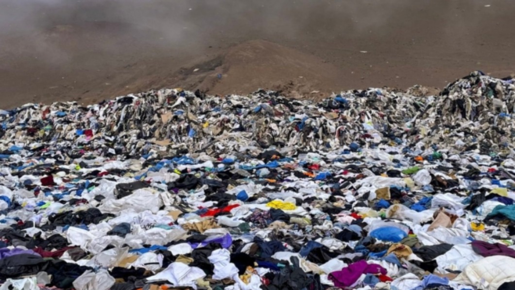 智利阿他加馬沙漠中的廢棄衣物。（圖／翻攝自@MartinBernetti推特）