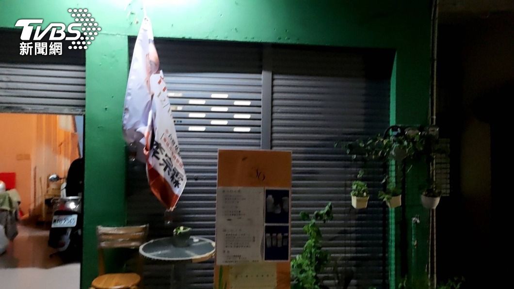 台灣基進台南黨部懸掛在店門前面宣傳「四個不同意」公投帆布遭人毀損。（圖／中央社）