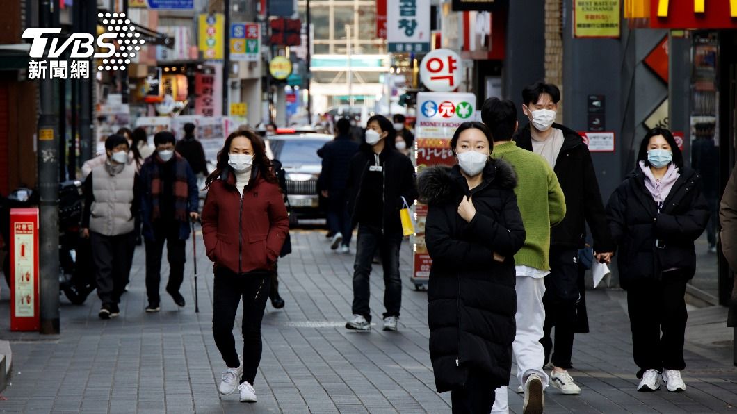 韓國街頭人人戴口罩防疫。（圖／達志影像路透社） 