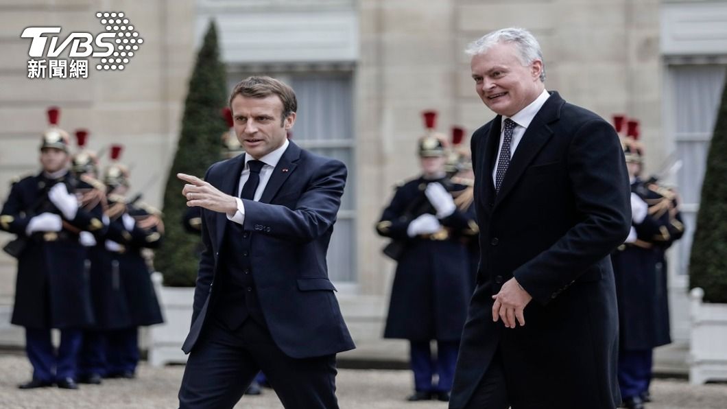 法國總統馬克洪和立陶宛總統瑙塞達。(圖/AP)