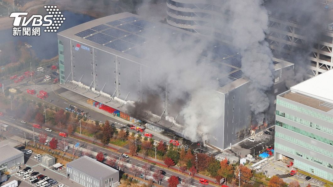 大阪日立物流倉庫大火已延燒3天。（圖／達志影像美聯社）