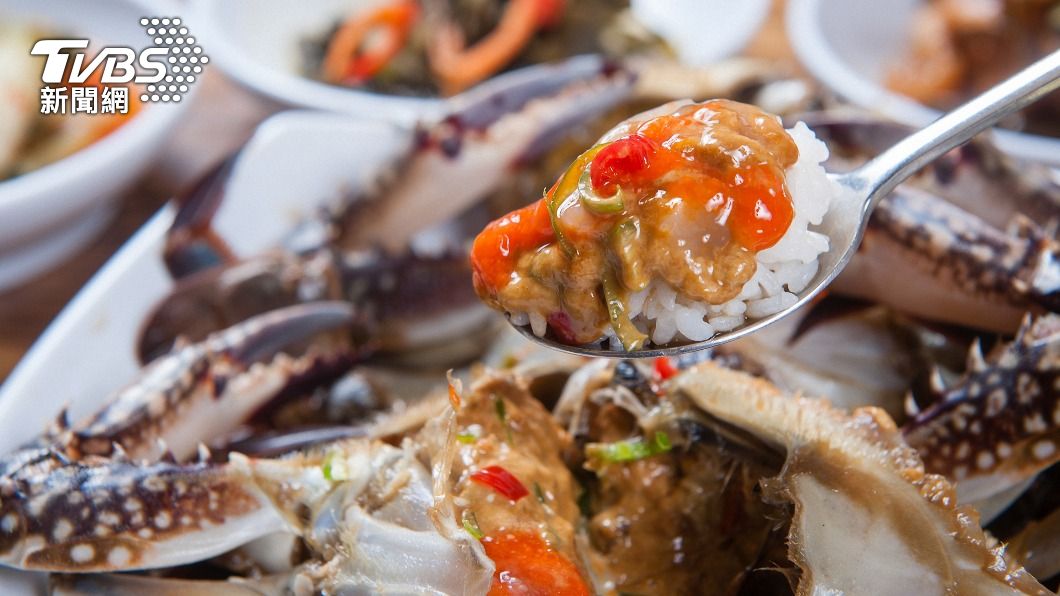 醬油蟹是韓國五大名菜之一，將未經烹調的生蟹放在醬油中醃製而成。（示意圖／shutterstock達志影像）